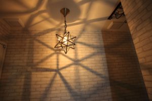 玄関照明にペンダントライト「エトワール 」で思わず目を見張る玄関へ