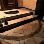 レンガを玄関アプローチの一部に使う外構は千差万別。外灯次第で見栄えも変わる