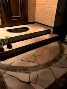 レンガを玄関アプローチの一部に使う外構は千差万別。外灯次第で見栄えも変わる