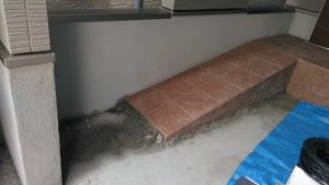 玄関ポーチにスロープはメリットいっぱいだが、狭小住宅には役不足
