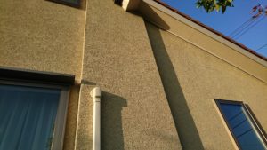 意匠性が高い外壁の吹き付け塗装仕上げ。シリコンのベルアートを使った家