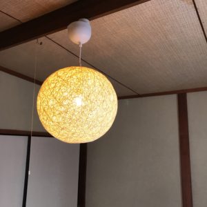 ペンダントライトは寝室向き。暖かい光で包んでくれるIKEAのバッカボー