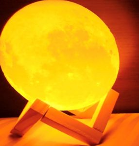 寝室に月のベッドサイドランプは見ていて楽しい。3Dプリンターはデザインがリアル