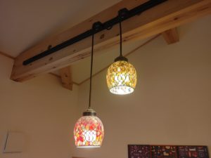 ステンドグラスに手が出ない人はハンギングランプにすると選択肢が増える