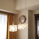 ガラスキューブのペンダントライト3灯はあえてハロゲン電球にすることで暖かみを追及