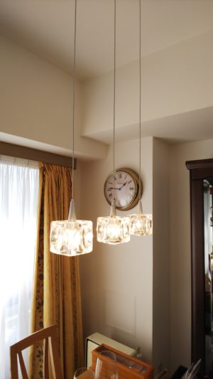 ガラスキューブのペンダントライト3灯はあえてハロゲン電球にすることで暖かみを追及