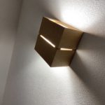 電気工事必須タイプのブラケットライトを階段にする場合、付近にコンセントは必須