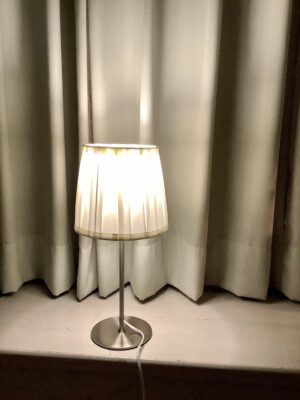 アンティーク調のニトリのニュープリエは総合的(価格・デザイン)に納得できるフロアランプ