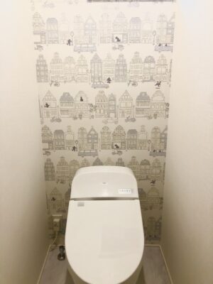 ディズニーのアクセントクロスをトイレに。コスト削減とお気に入りの空間へと変貌