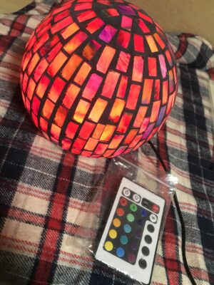 PRISMATEのイルミテーションライトはステンドグラスで多種多様な16色の光が楽しめる