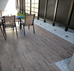 庭は木目調のタイルデッキでウッドデッキのような風合いへ。寸法は細かくチェック