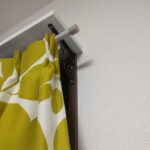 小窓にカーテンを取り付けると省エネに。アイアンカーテンレールの効果と気がかり