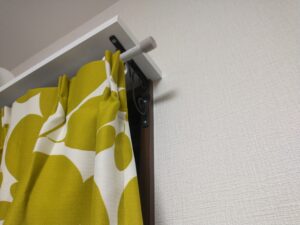 小窓にカーテンを取り付けると省エネに。アイアンカーテンレールの効果と気がかり