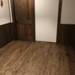 無垢材の床は良し悪しが大事。桜の木を暗く塗装するとレトロ感が増す