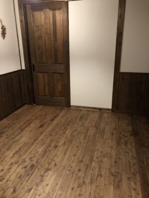 無垢材の床は良し悪しが大事。桜の木を暗く塗装するとレトロ感が増す