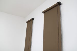 小窓の見た目をスタイリッシュに。ロールスクリーンはお値段以上にものを言う