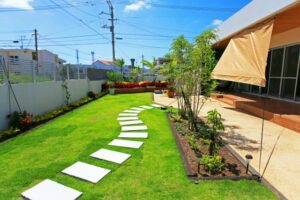 デッキの素材は使い道次第。ウッドデッキ(人工木も)とタイルデッキの比較。