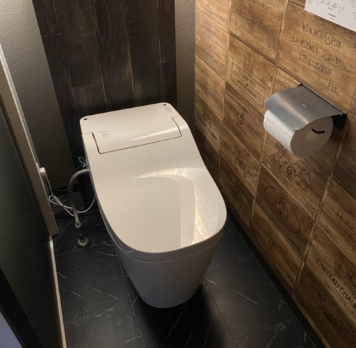 トイレっぽさがない、ヴィンテージ風ワインボックスで狭さを軽減。黒い床でシックにまとめる