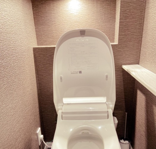 0.75畳のトイレスペースでもタンクレストイレなら見た目もスペースも納まりが良い