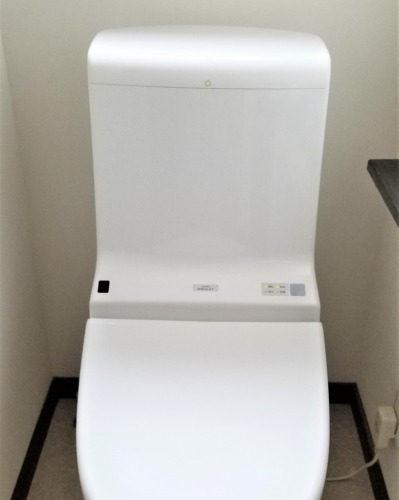 狭いトイレの手洗い場に後悔。下の収納棚が使えなくてイライラが募る毎日に