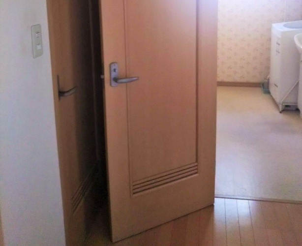 ドアで閉じ込められる危険な家。角の部屋同士のドアは種類や向きに注意が必要