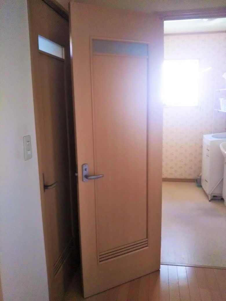 洗面所の扉を開けた時の部屋の中
