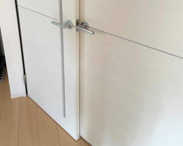 扉をきっちり閉めないとぶつかる家。建売住宅の内見は実生活を意識して