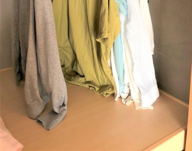 ハンガー収納の高さが足りなくて服が下についてしまう時の対策