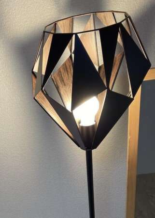 Francfrancのカールトンは幾何学的なデザインで何とも言えない高級感があるフロアランプ