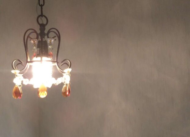 ミニシャンデリアのCouronneは琥珀色のクリスタルガラスが個性的で階段の上り下りも癒される