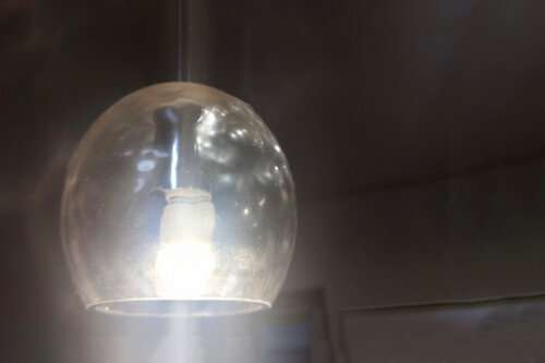 透明ガラスの波打つランプシェードで揺らめく陰影が美しいオーデリックのペンダントライト「OP252545LCR」